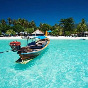 Daya Beach, Lipe Local